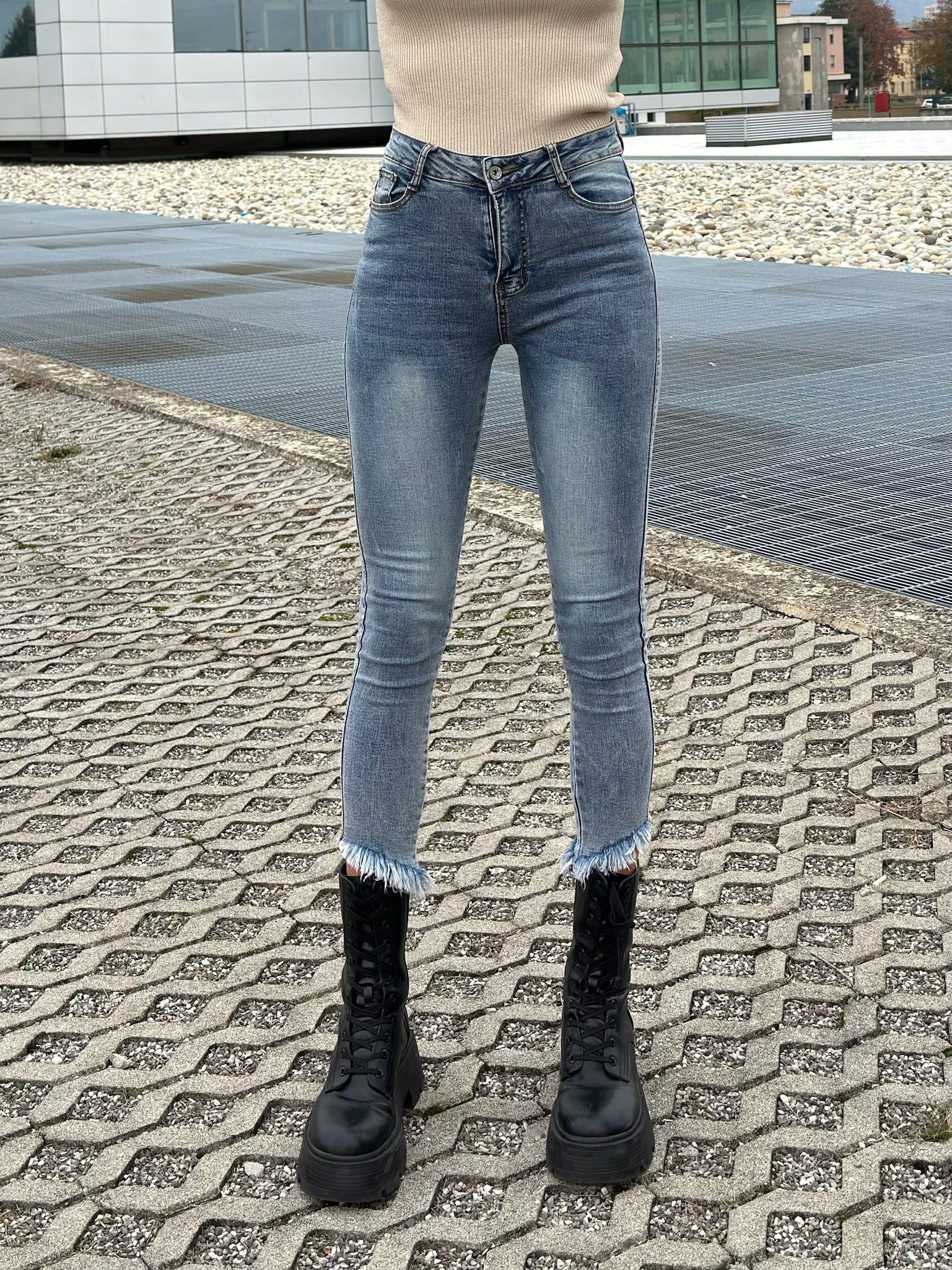 Jeans aderente sfrangiato sotto