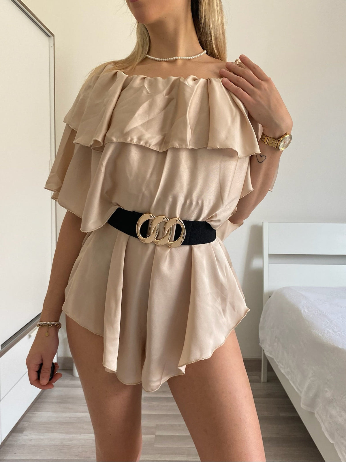 Tutina beige scollo a barchetta e balze
