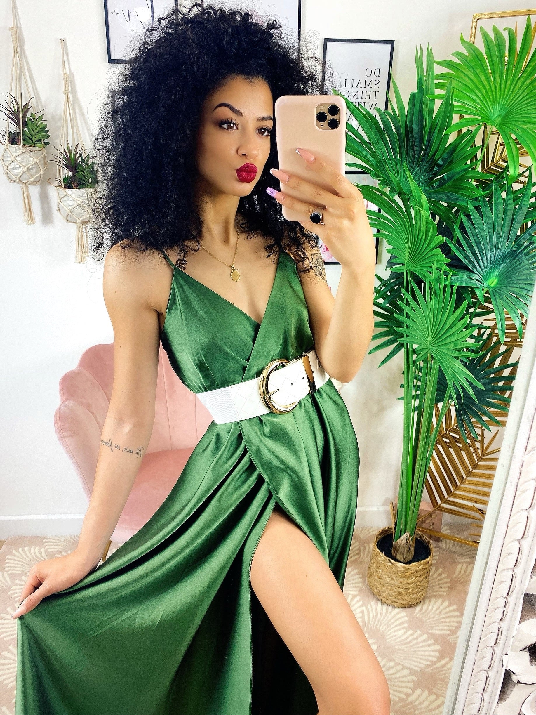 Abito in raso con maxi spacco verde