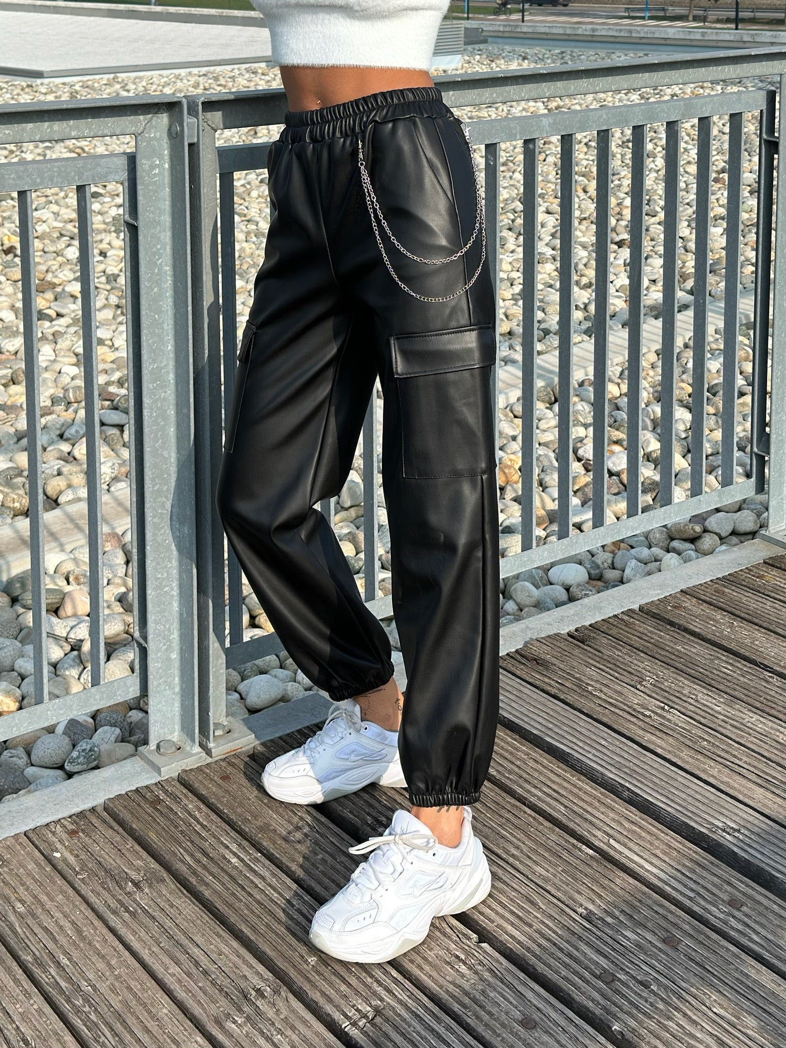 Pantalone in ecopelle con catenina nero