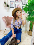 Jeans con cintura e strappi zampa larga