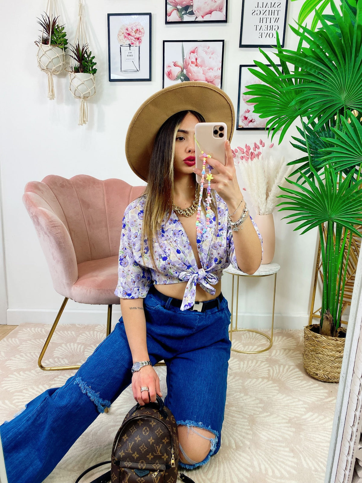 Jeans con cintura e strappi zampa larga