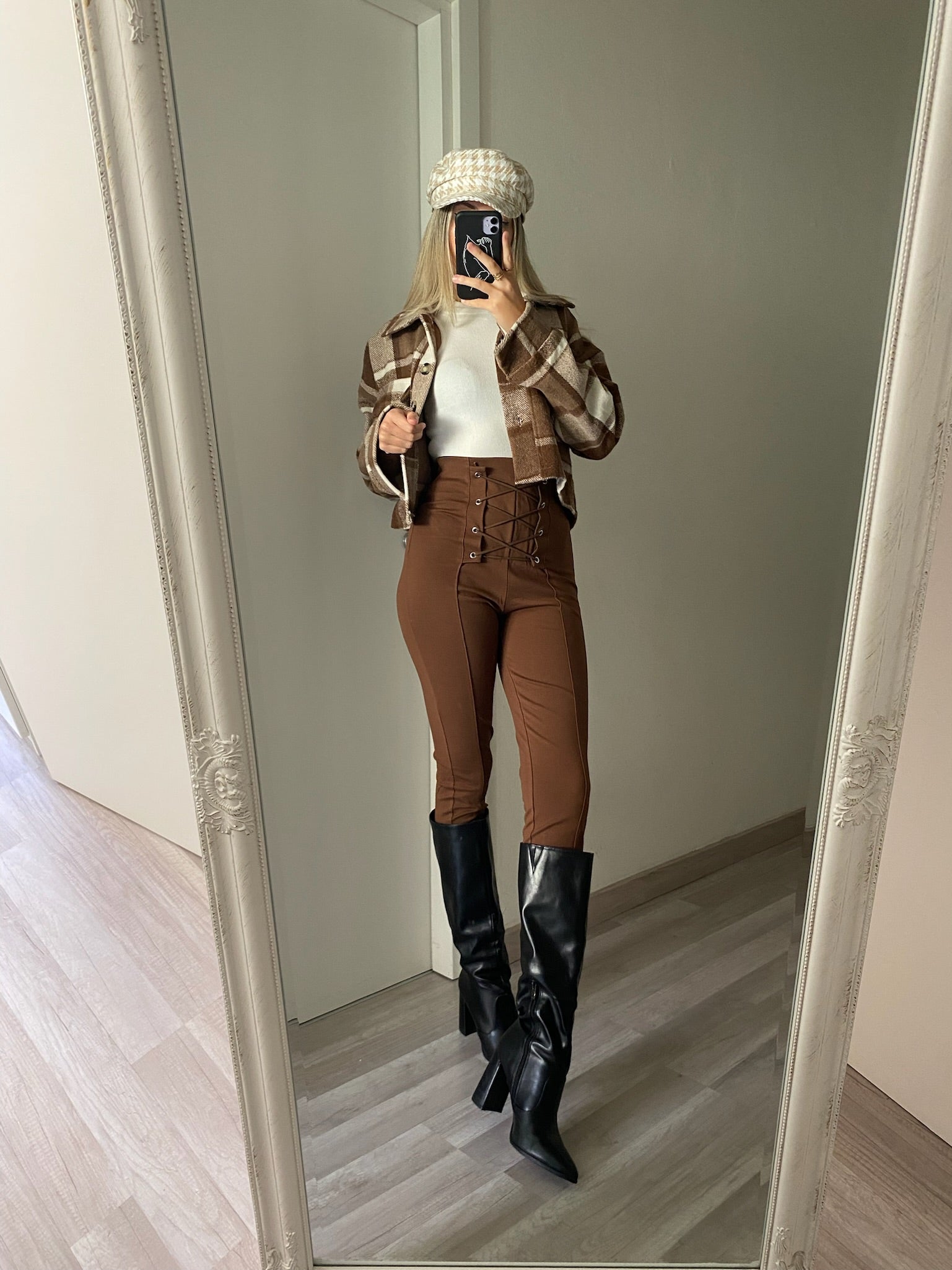 Pantalone marrone con lacci