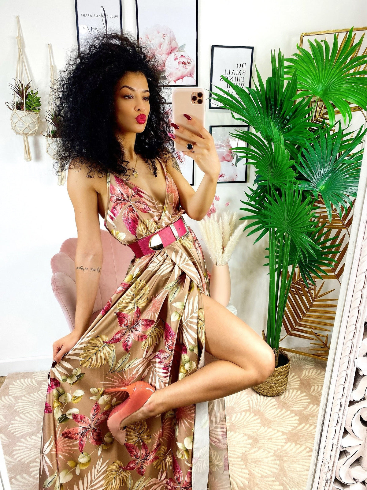 Abito in raso floreale con maxi spacco nude