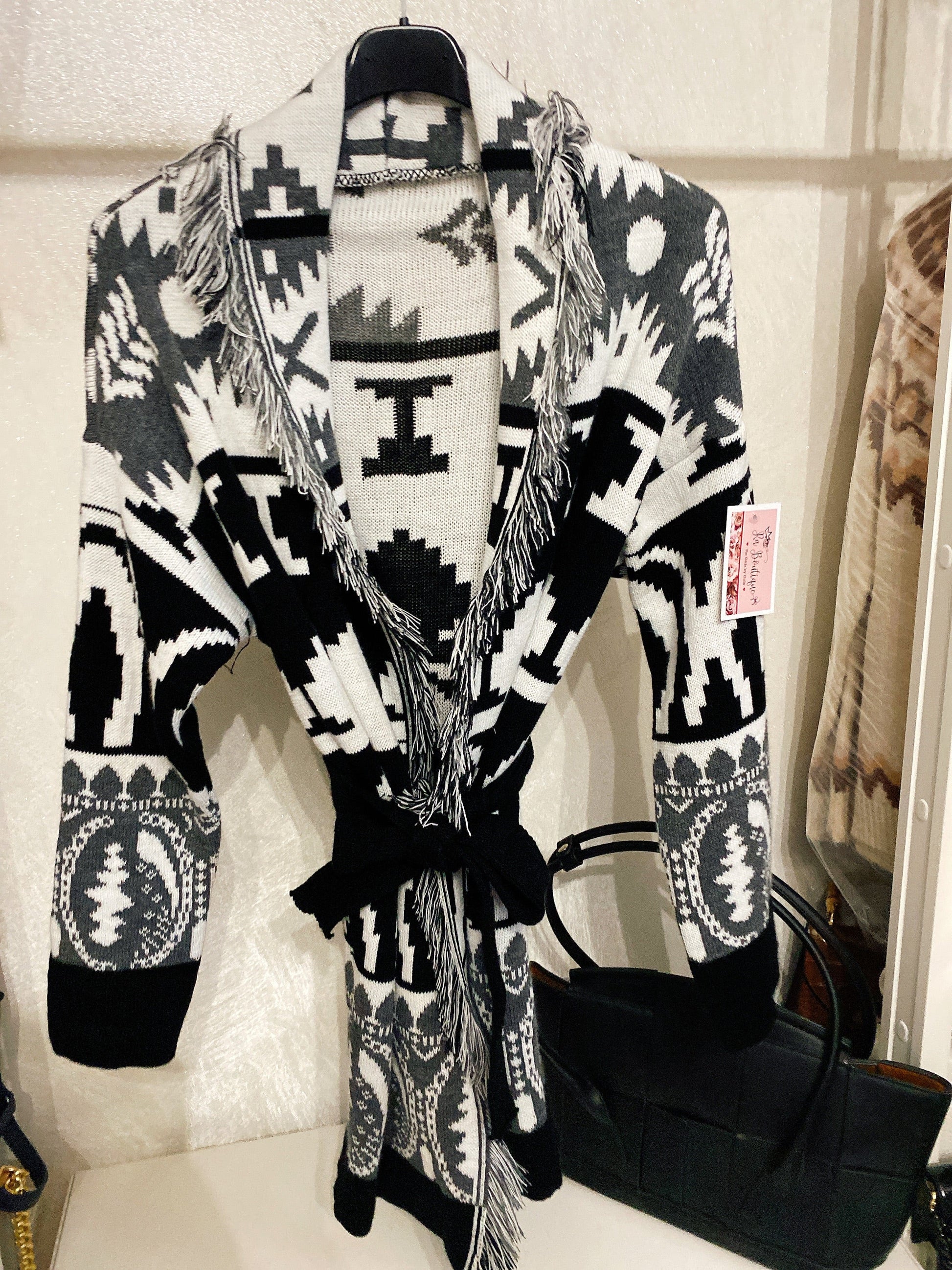 Cardigan nero con frange e cinta