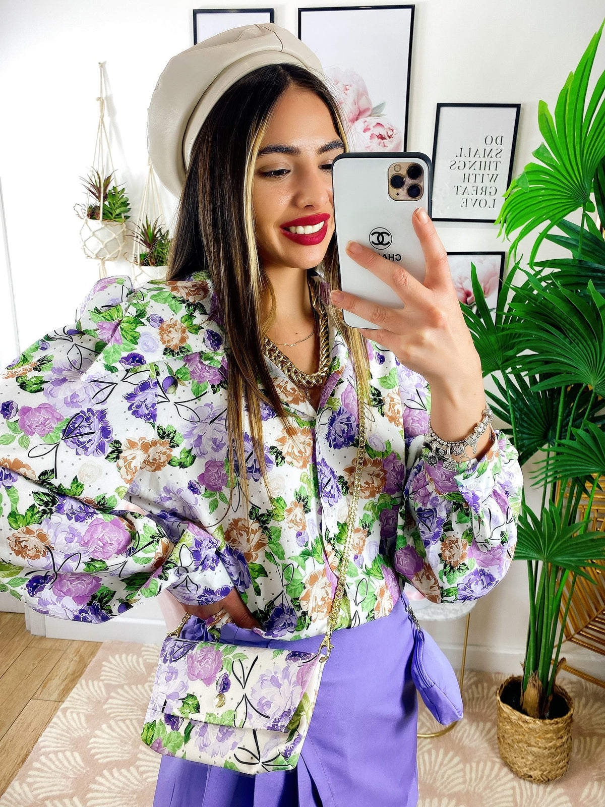 Camicia floreale dettagli lilla con borsetta