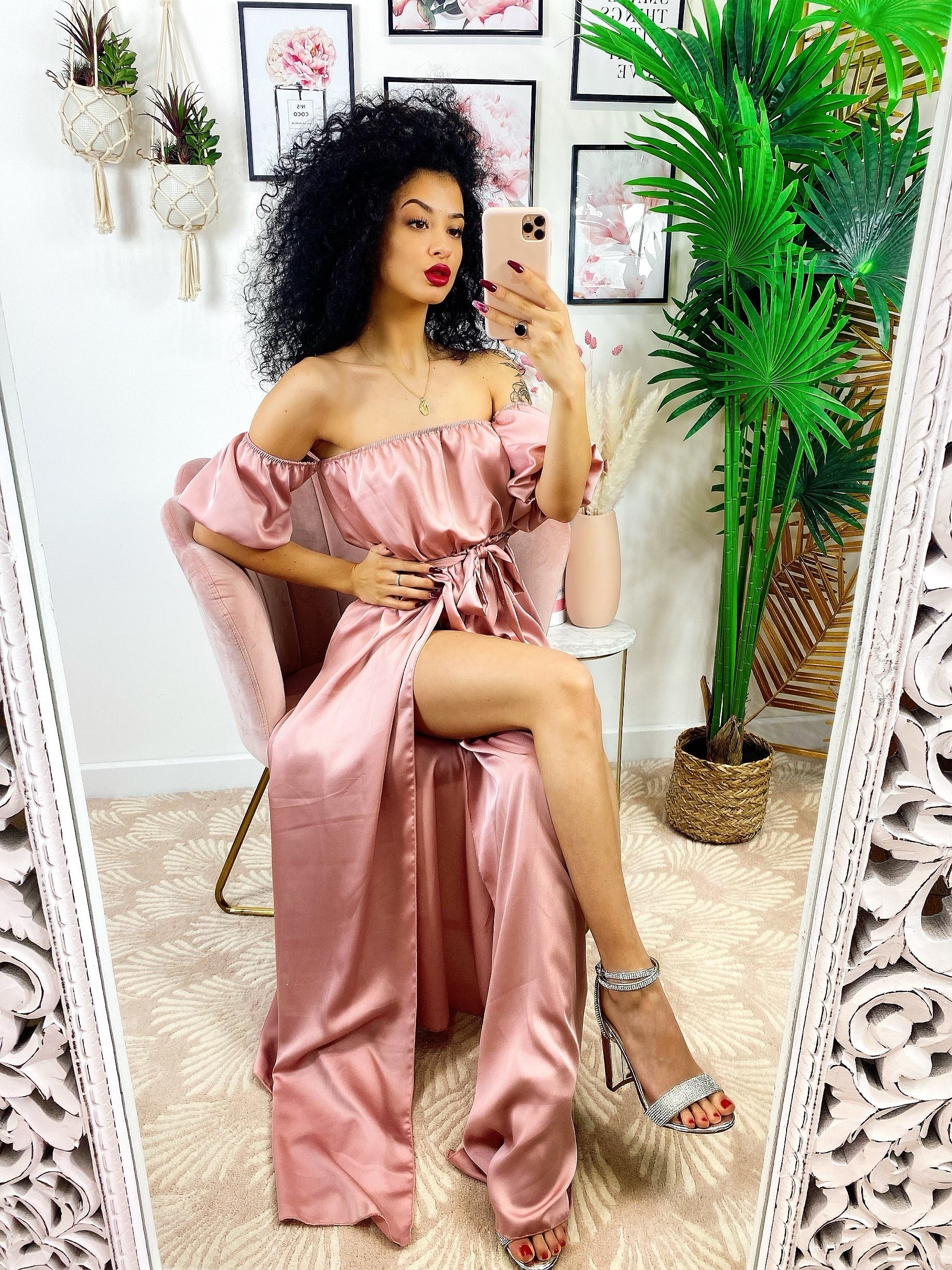 Abito in raso con maxi spacco rosa