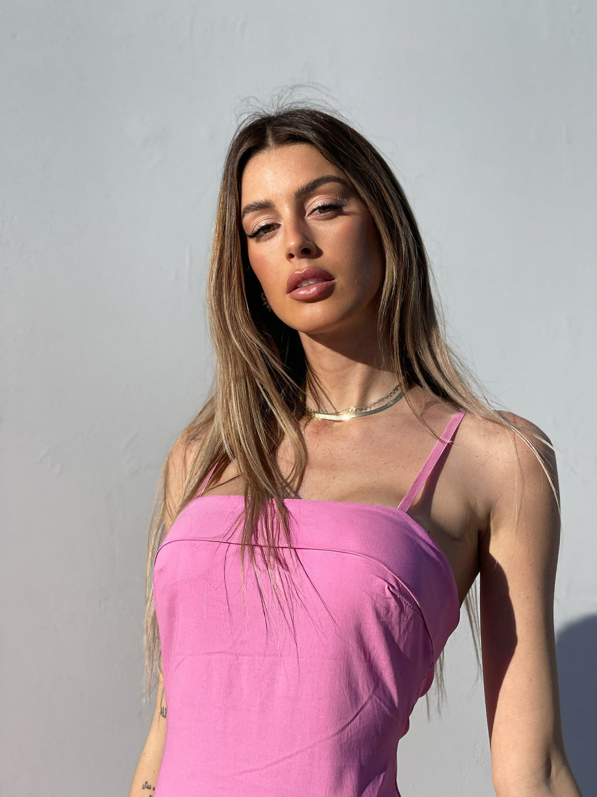 Abito aderente rosa con spacchetto