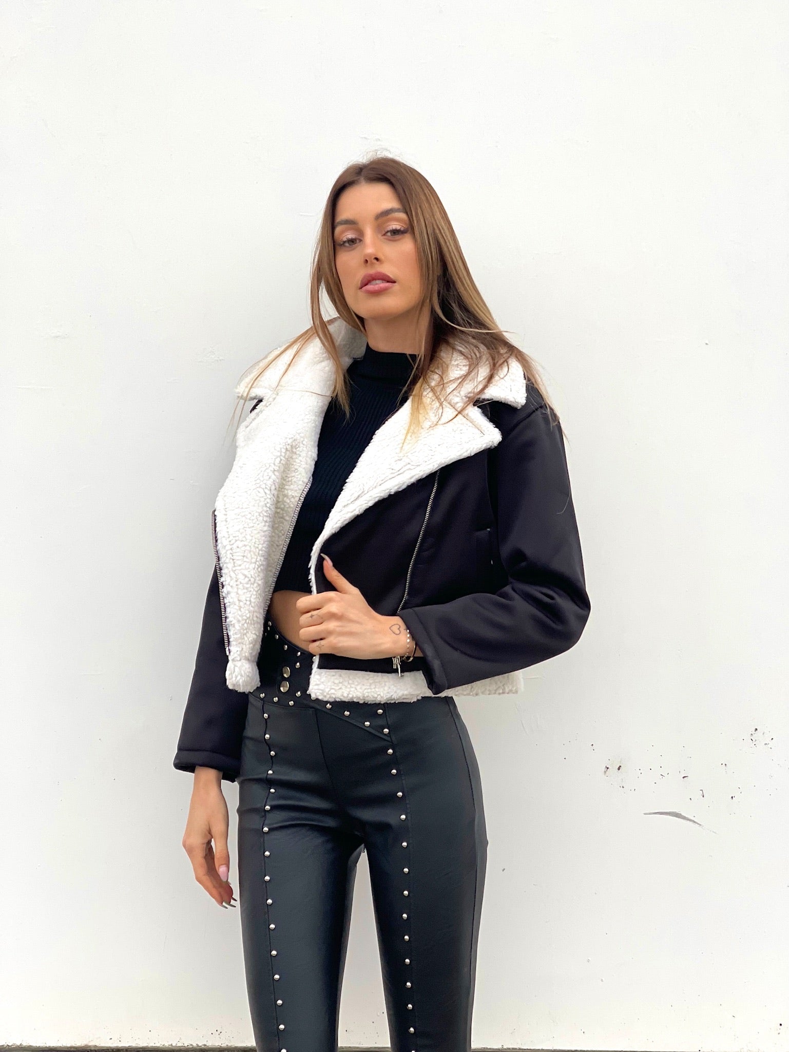 Montone nero con pelo bianco