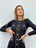 Abito con catena oro e bottoni