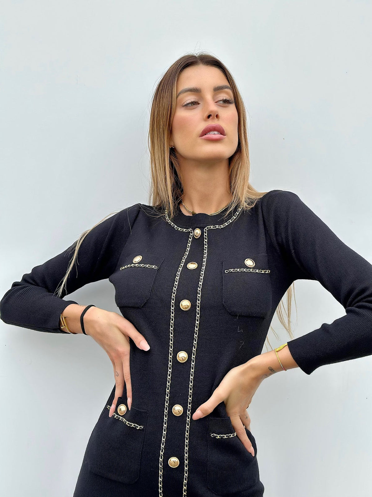 Abito con catena oro e bottoni