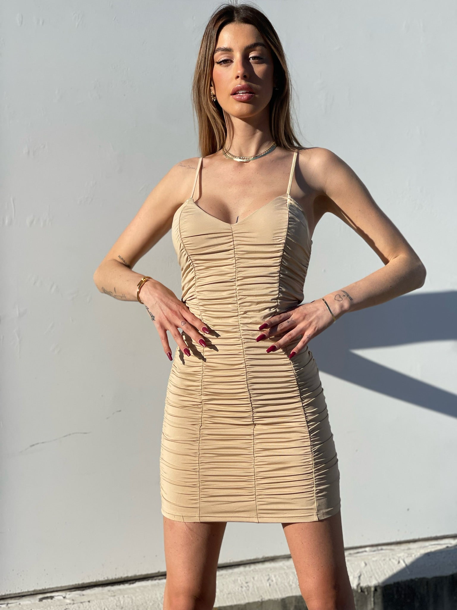 Abito aderente arricciato beige