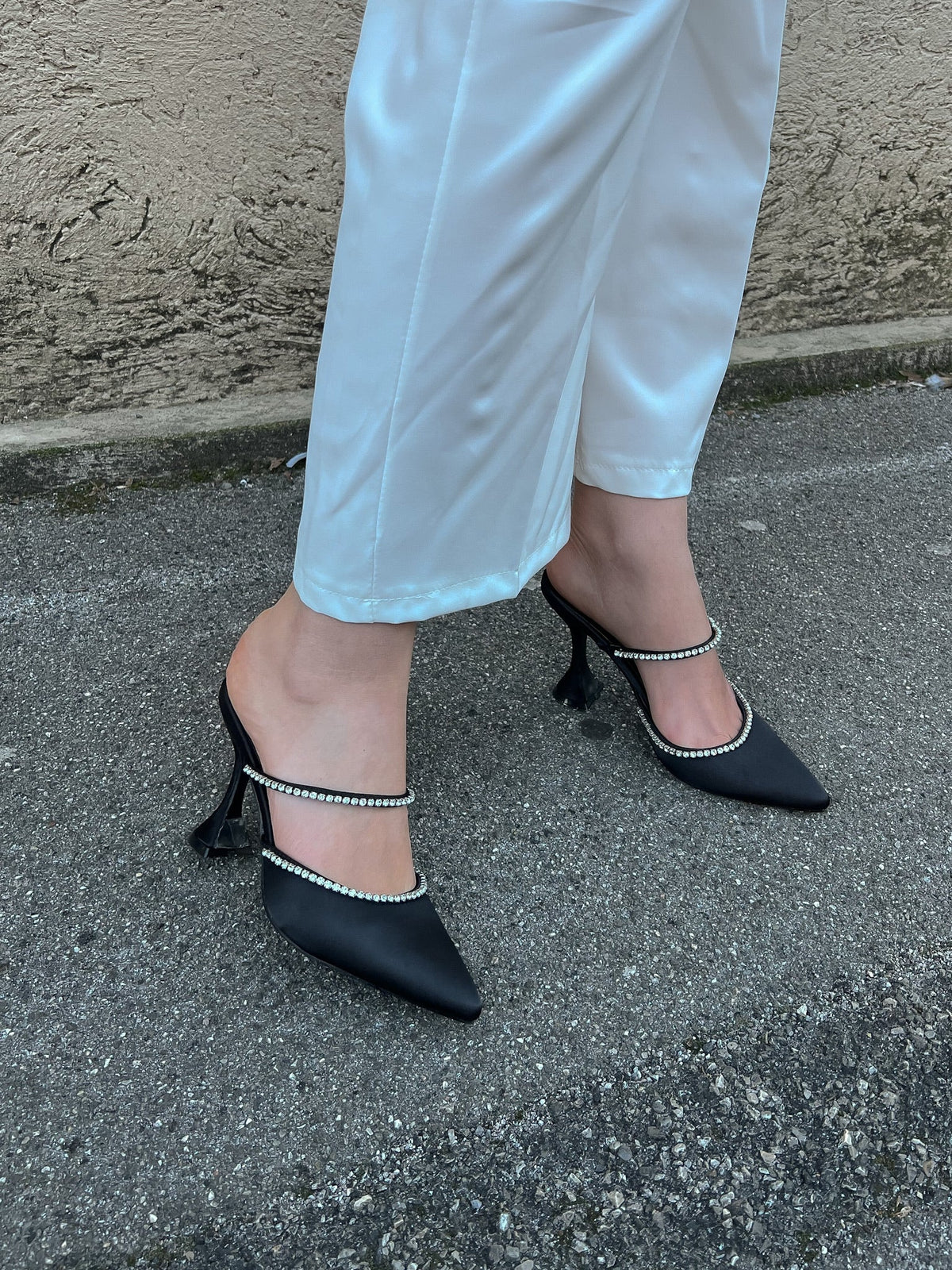 Tacchi in raso neri con strass