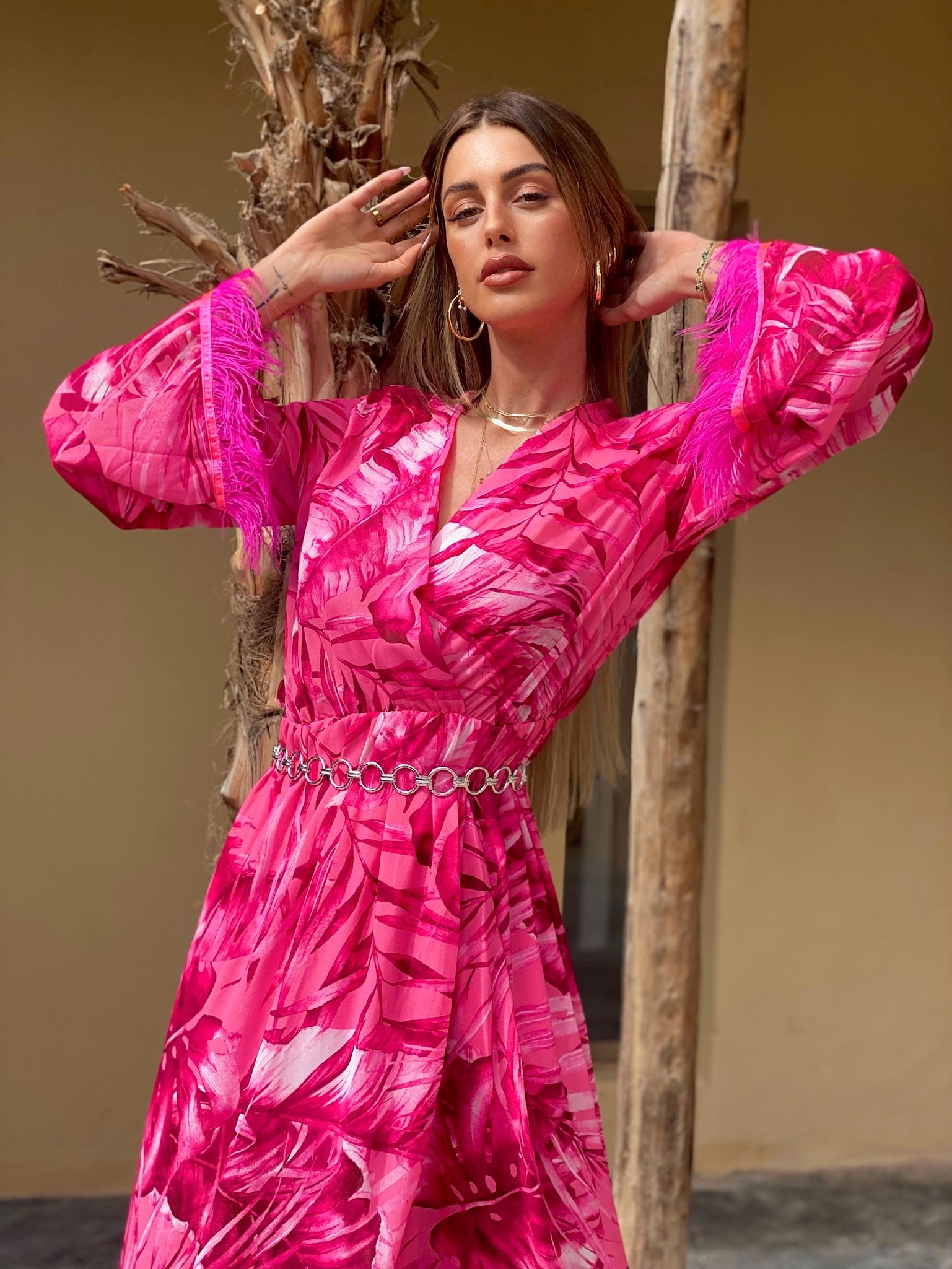 Abito con maxi spacco Fuxia con piume