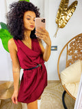 Abito corto bordeaux con cintura