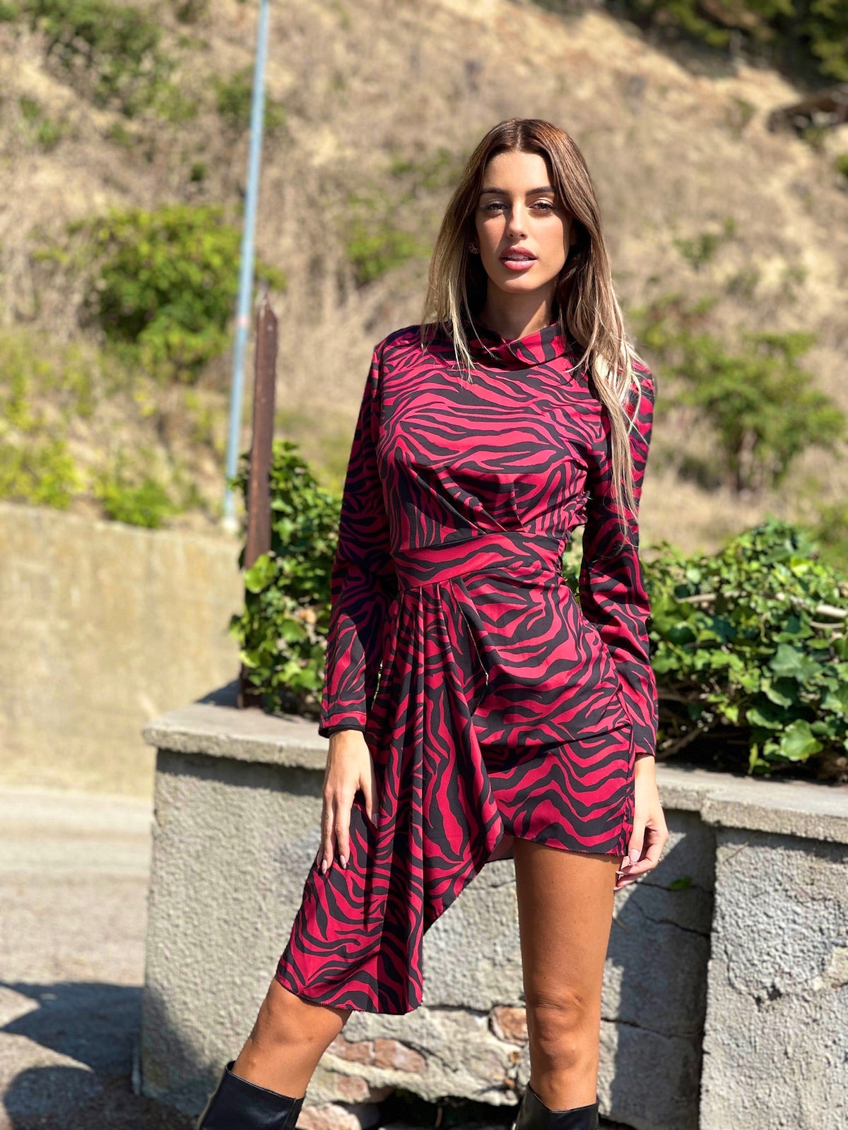 Abito rosso nero con fusciacca