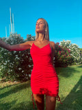Abito con arricciature e catene rosso