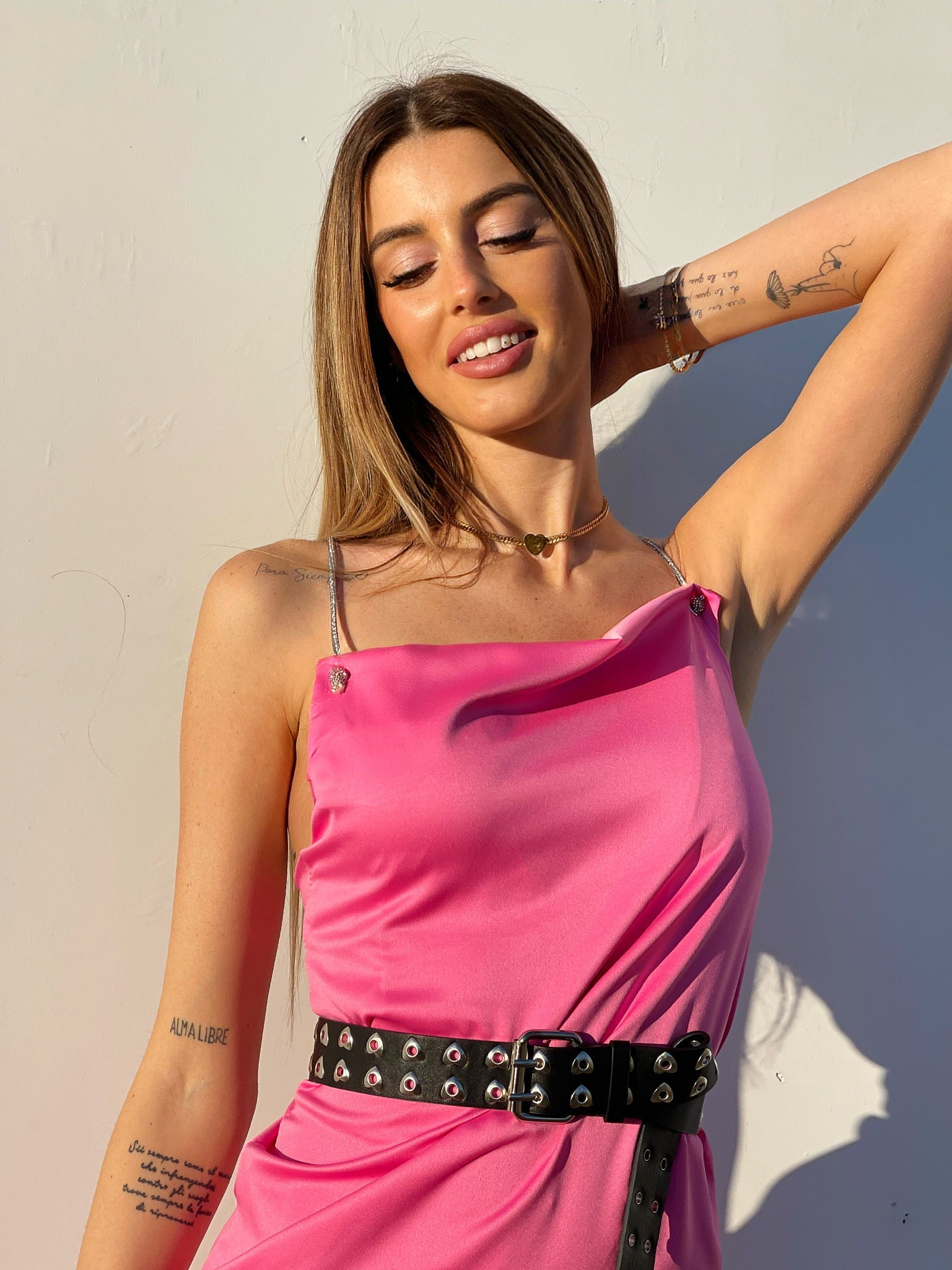 Abito in raso rosa barbie con dettaglio luce