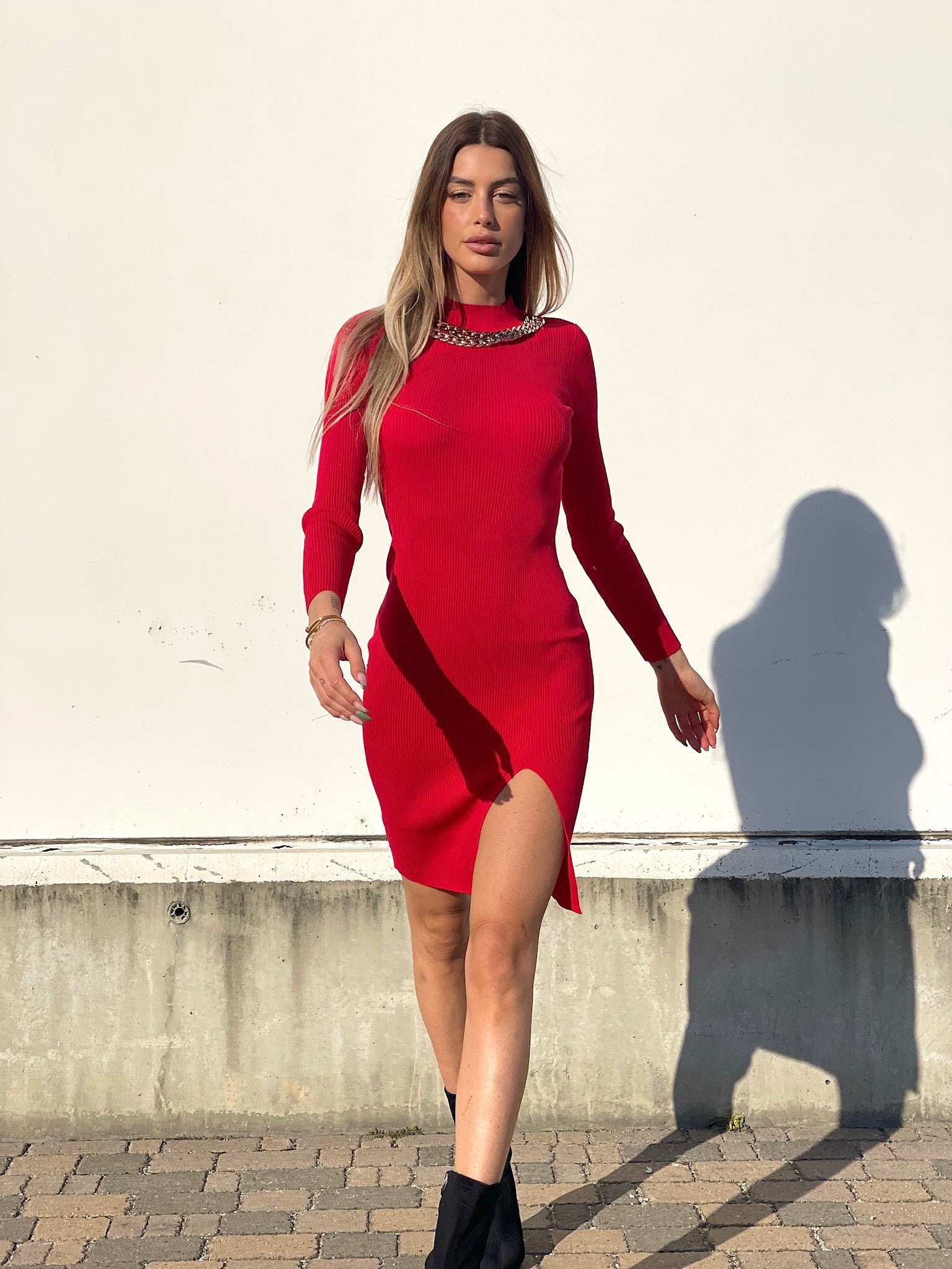 Abito in maglia rosso con catene Oro