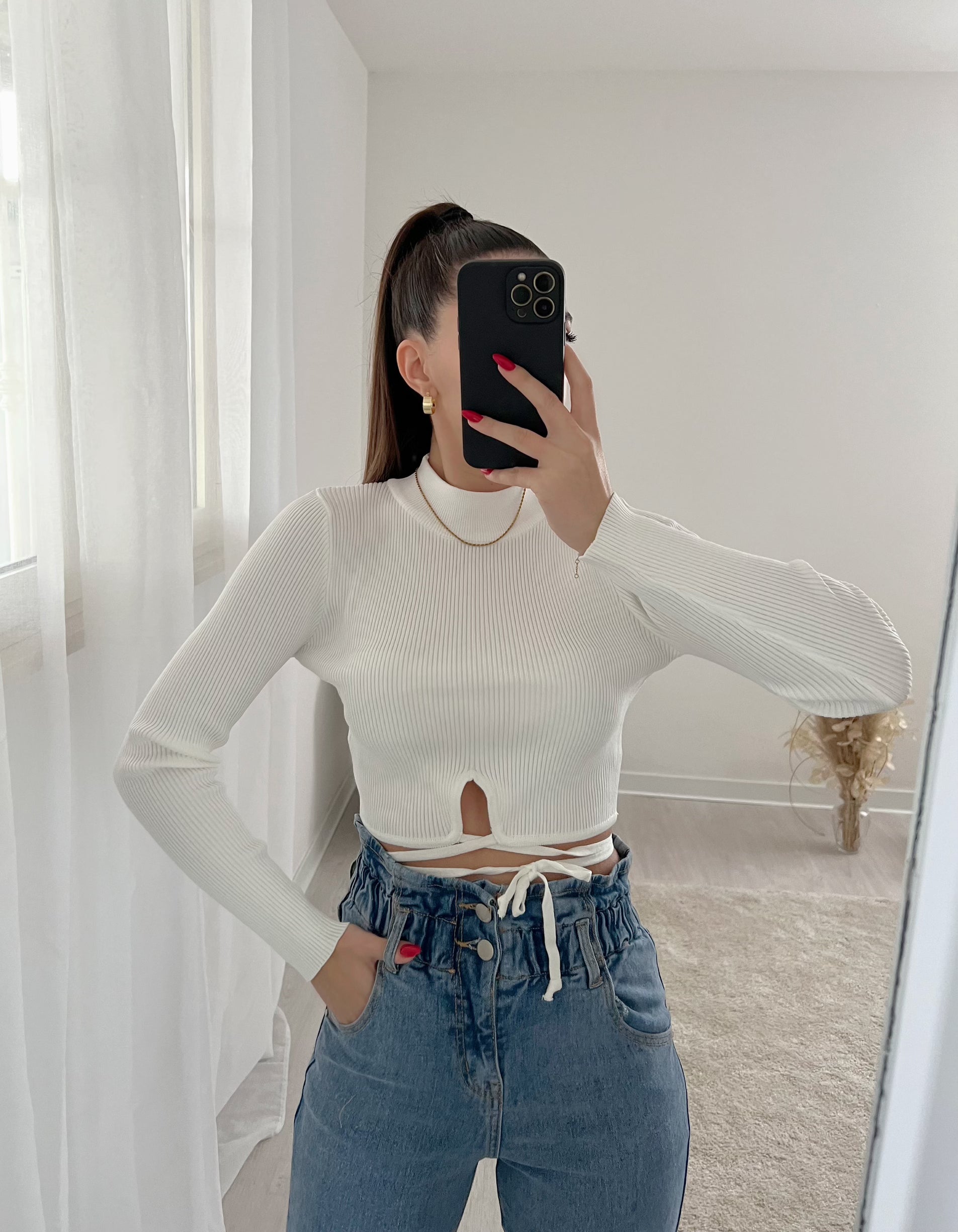 Top bianco a costine con lacci