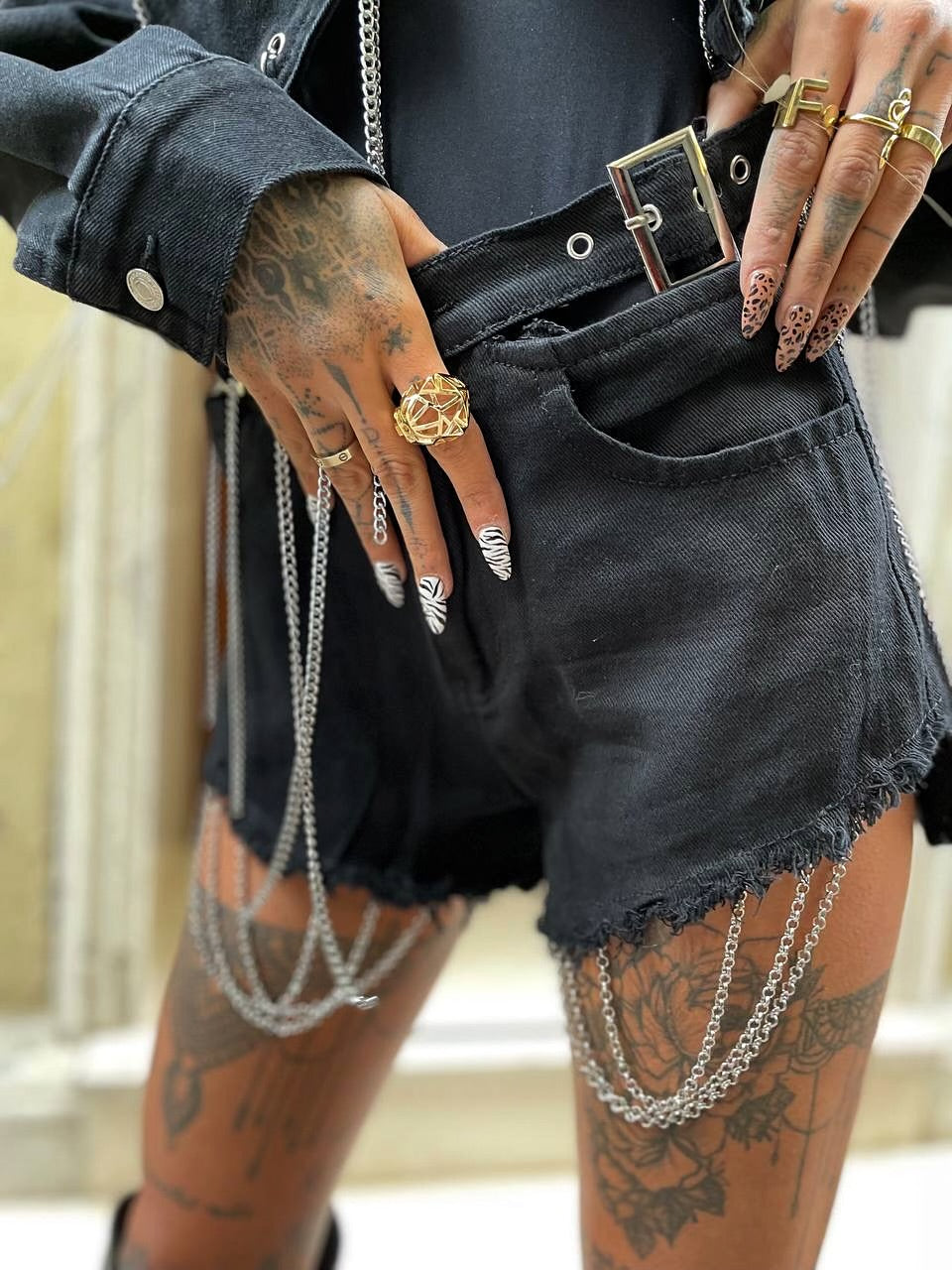 Short nero con catenine