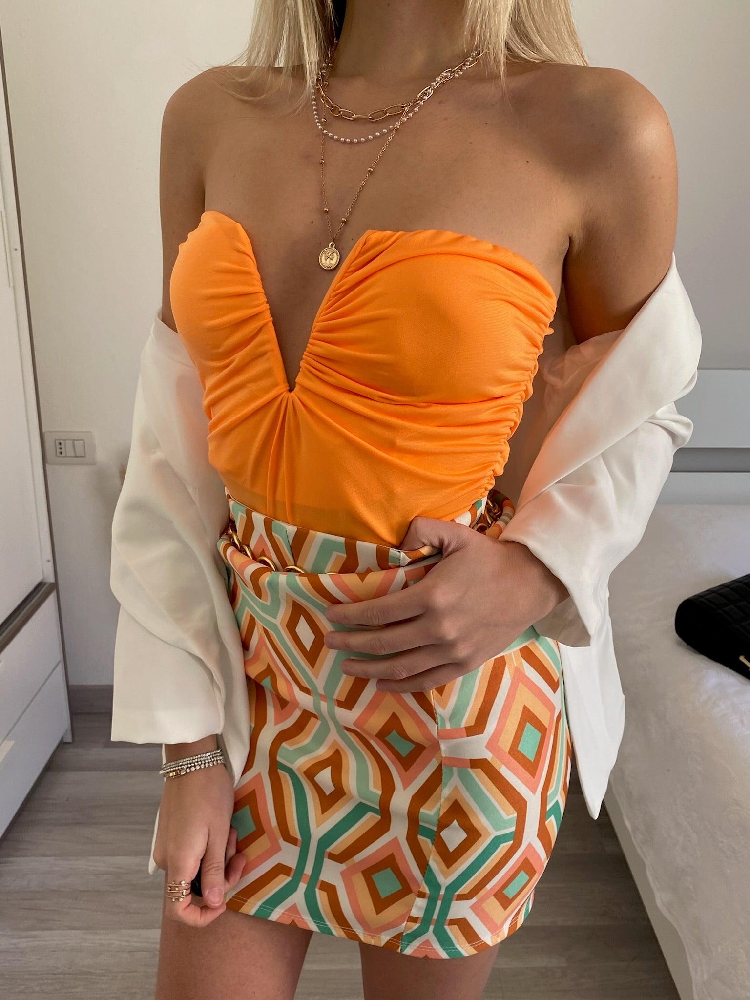 Giacca bianca con bottoni oro