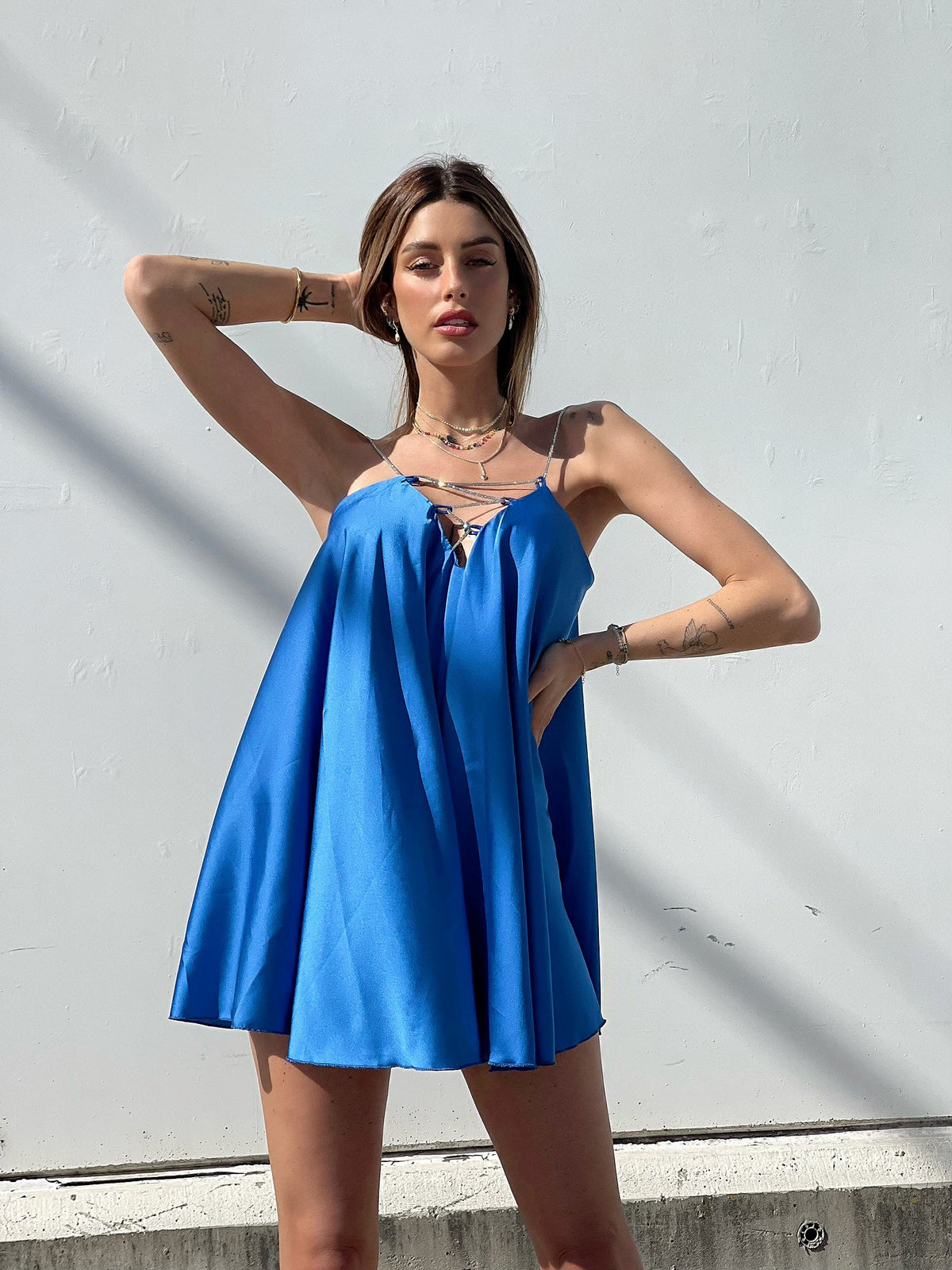 Abito in raso blu elettrico con punto luce