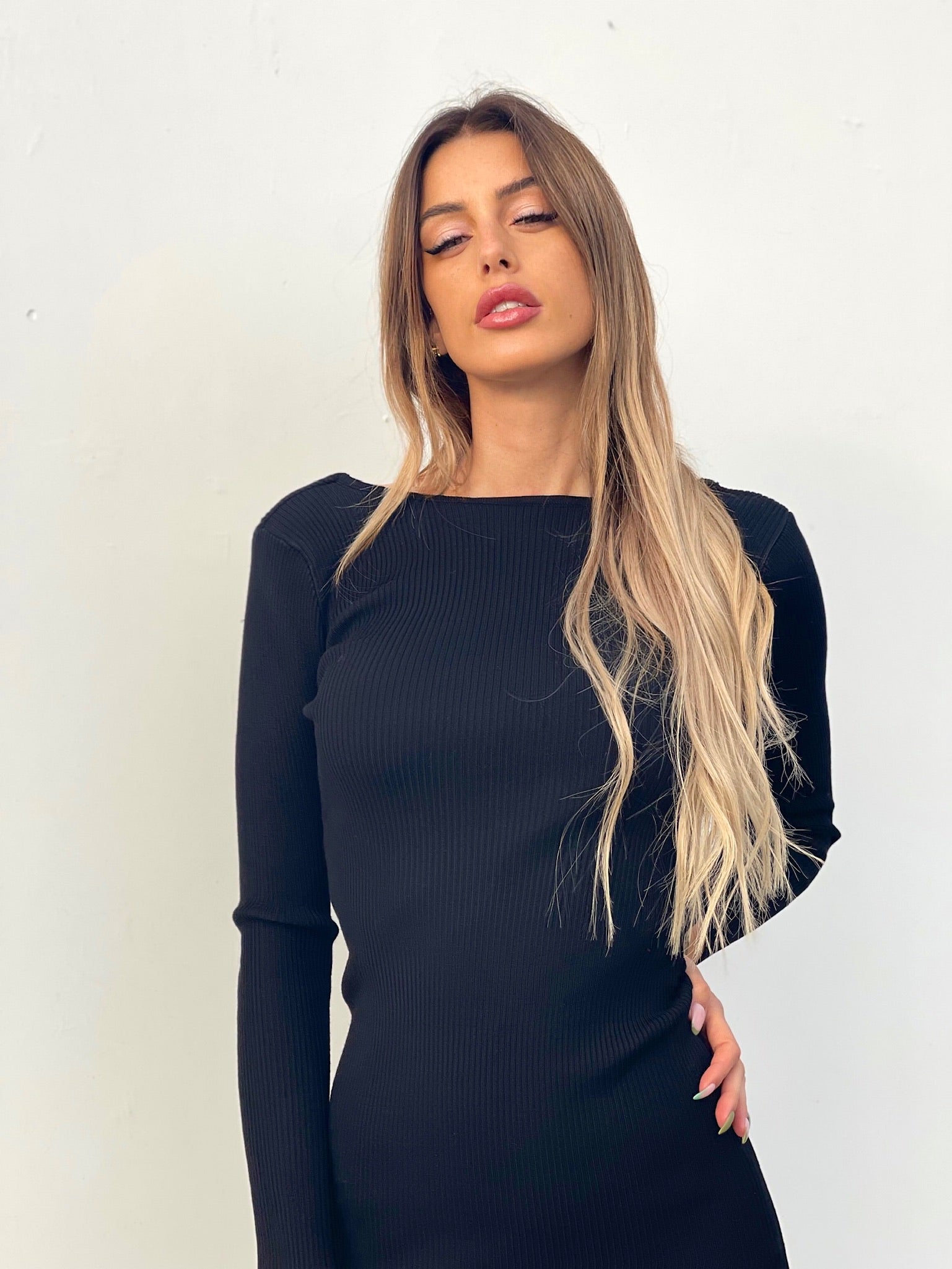 Abito midi con catena e schiena aperta