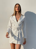 Abito a blazer bianco con bottoni e cintura