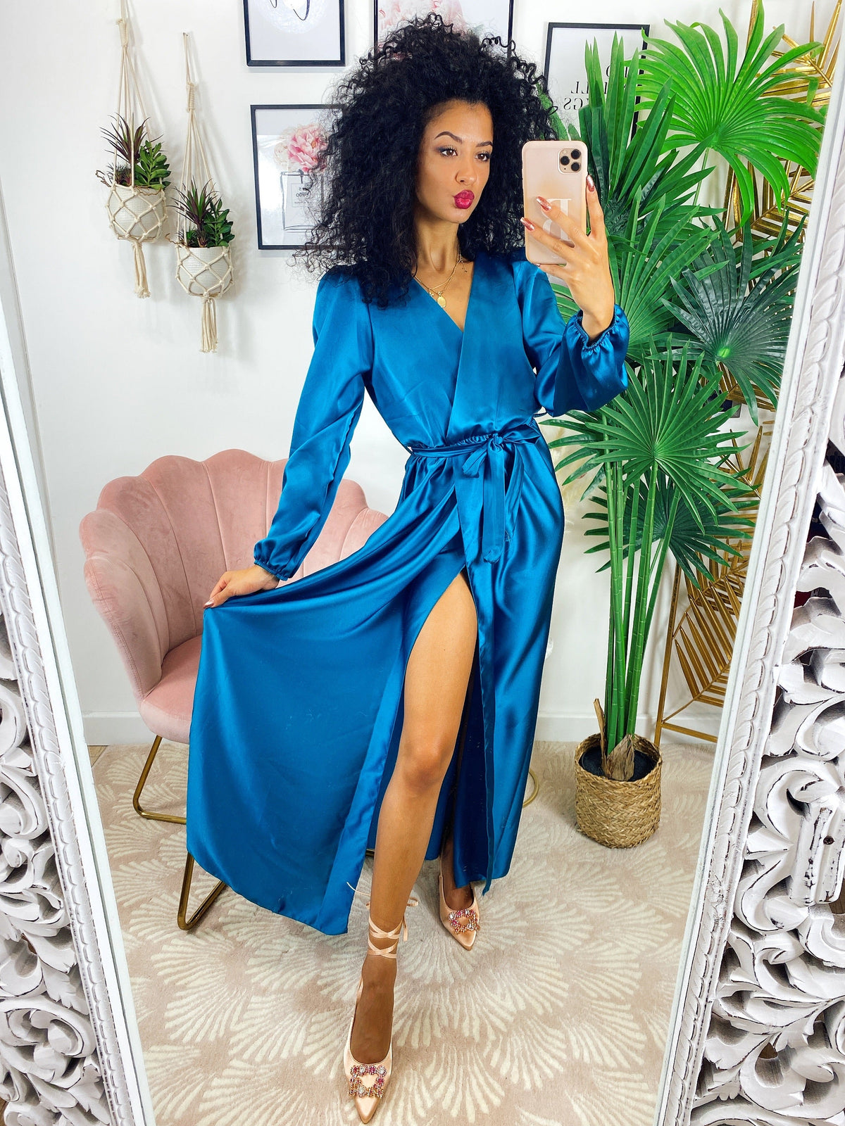 Abito in raso con maxi spacco e cintura Tiffany