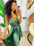 Abito in raso con gonna asimmetrica verde militare