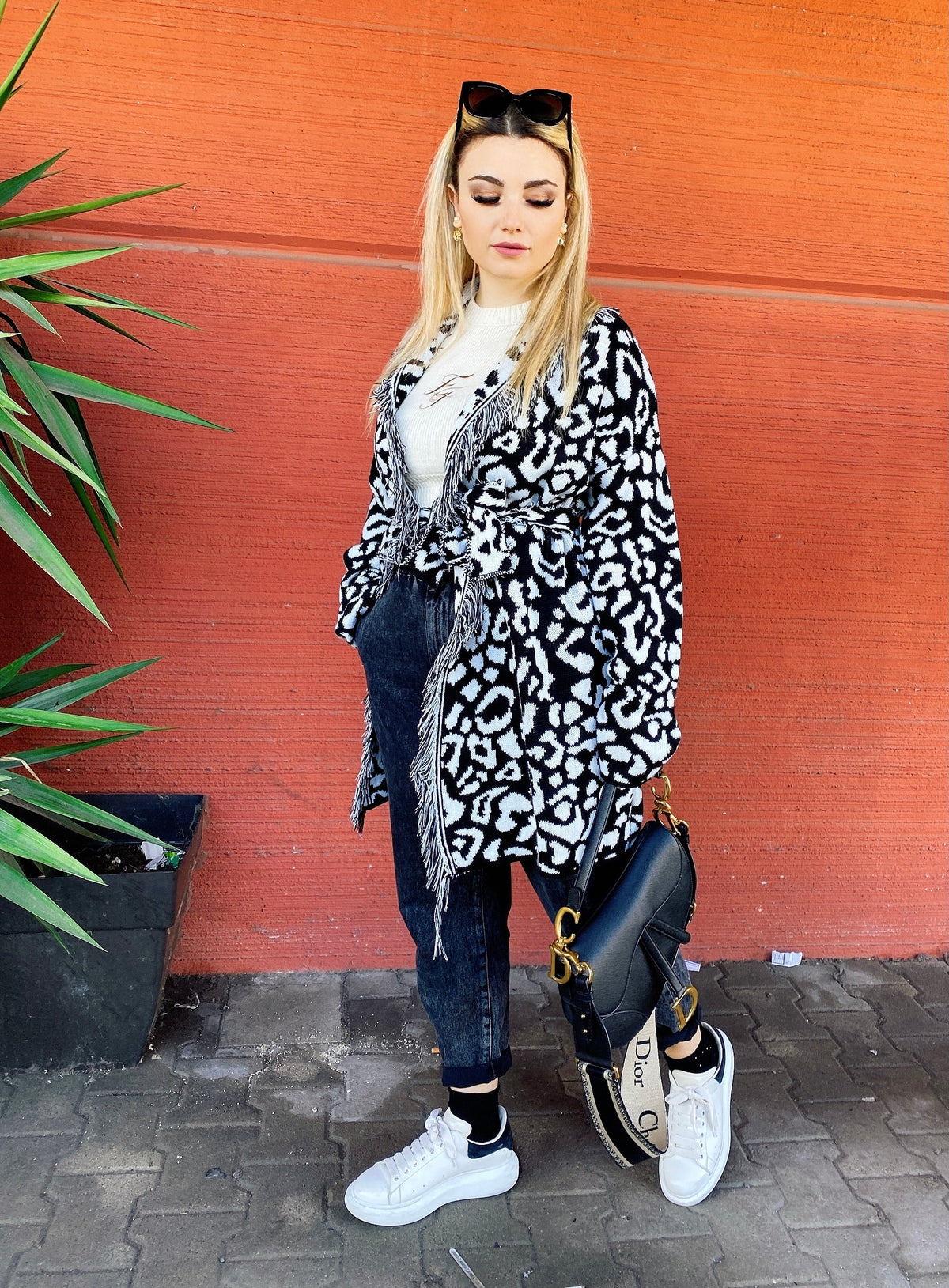 Cardigan Maculato bianco e nero con frange e cinta