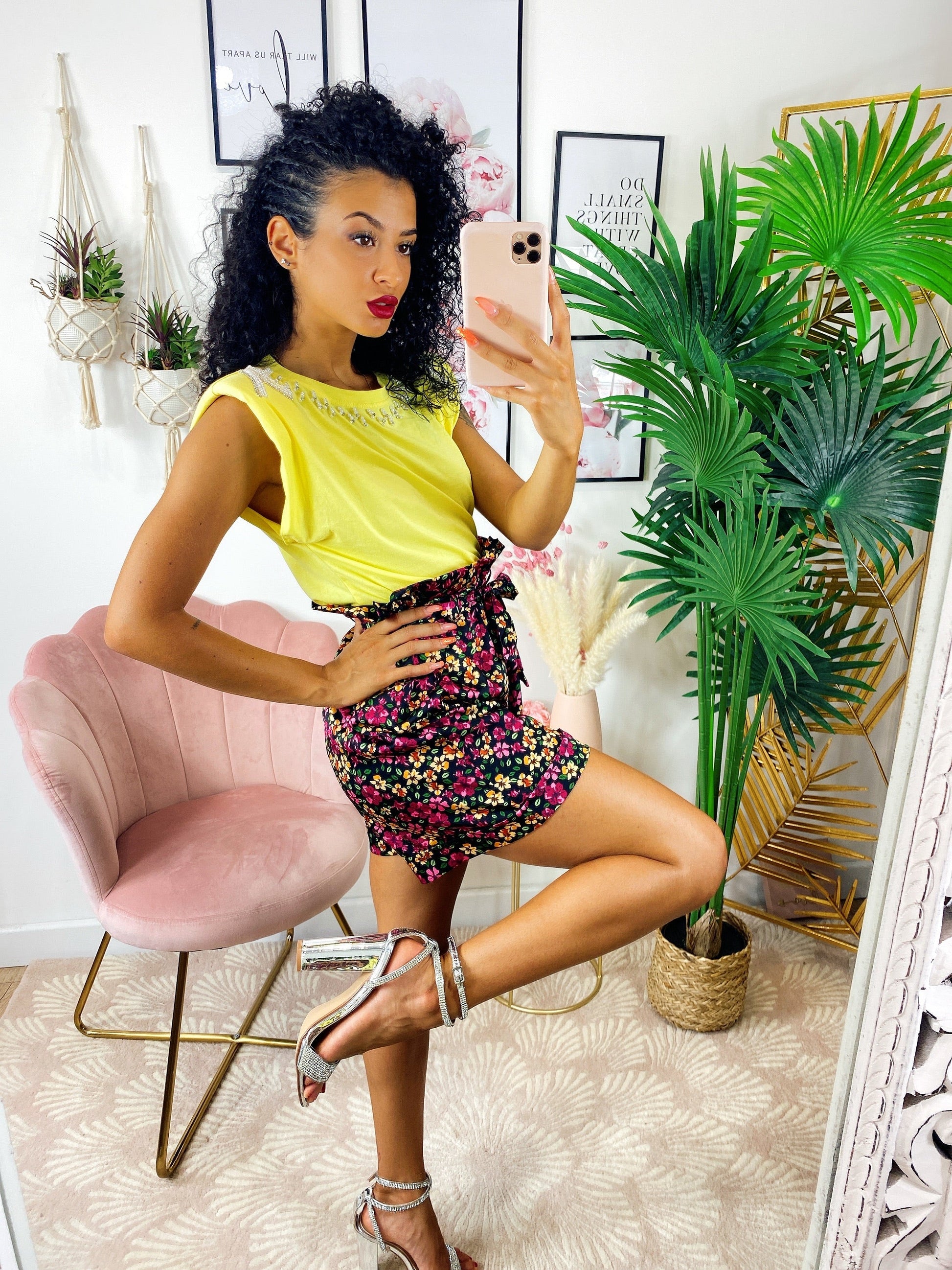 Short a fiori base nera con fiocco