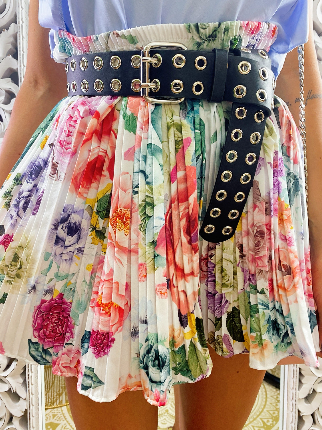Short a pieghine con fiori sfumati lilla