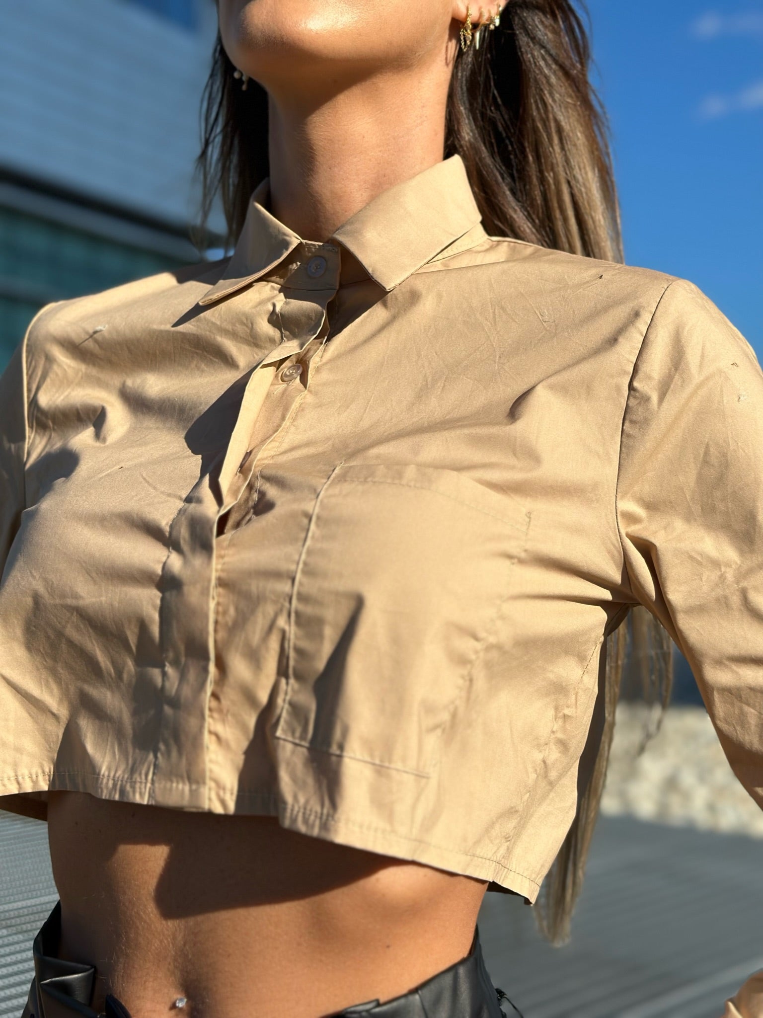 Camicia crop beige con taschino