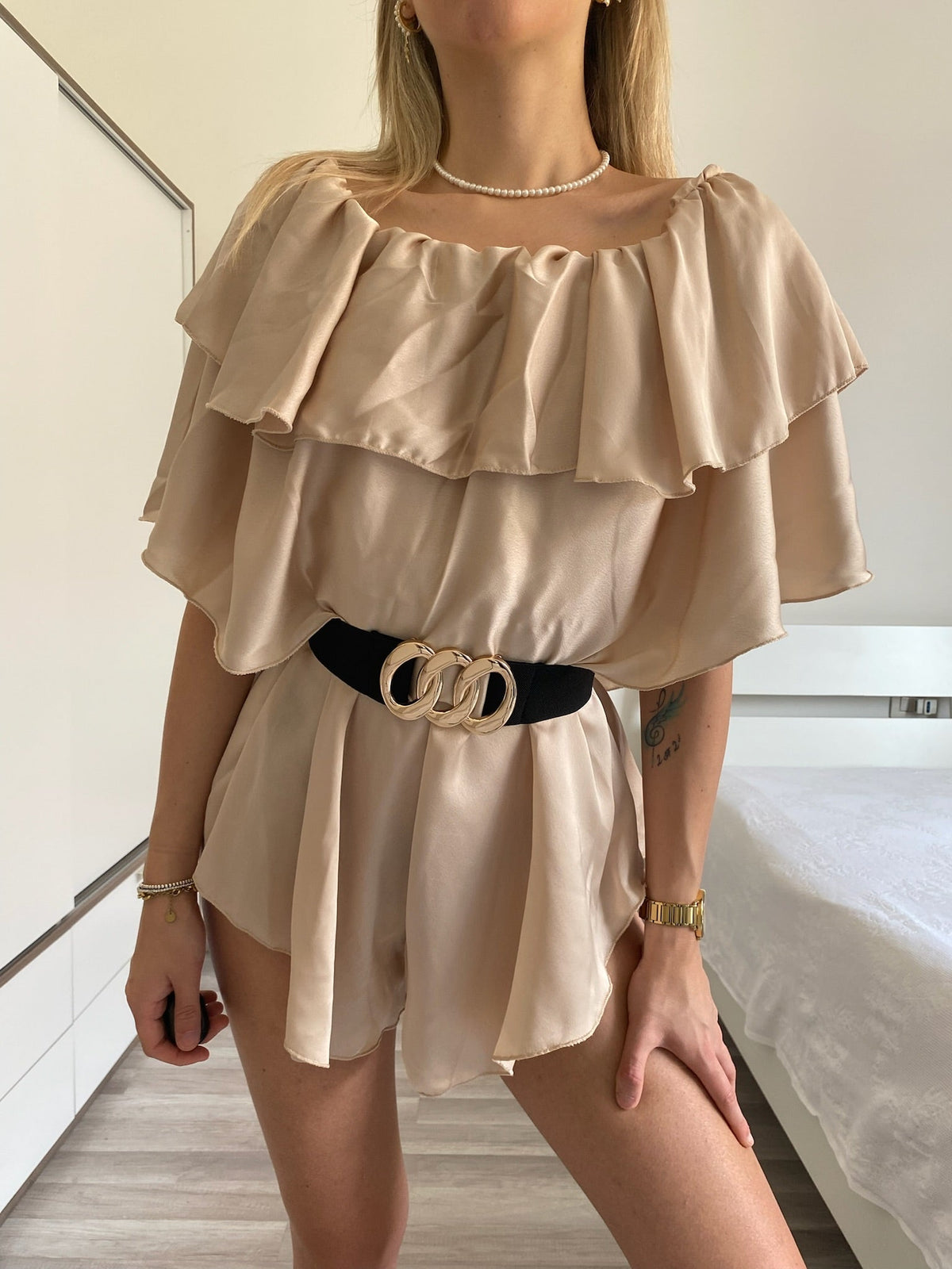 Tutina beige scollo a barchetta e balze
