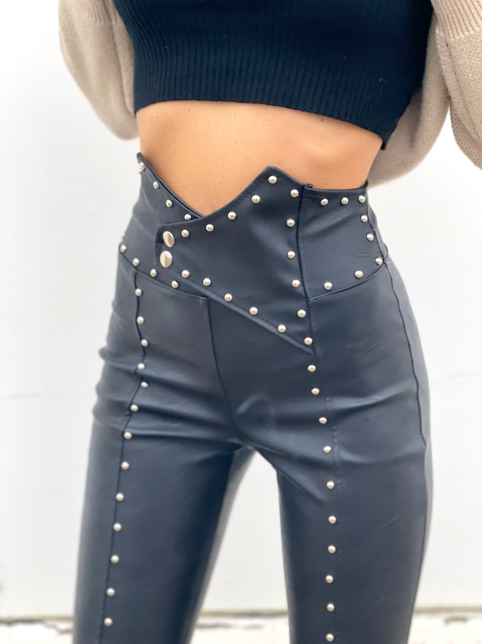 Pantalone in ecopelle con borchie