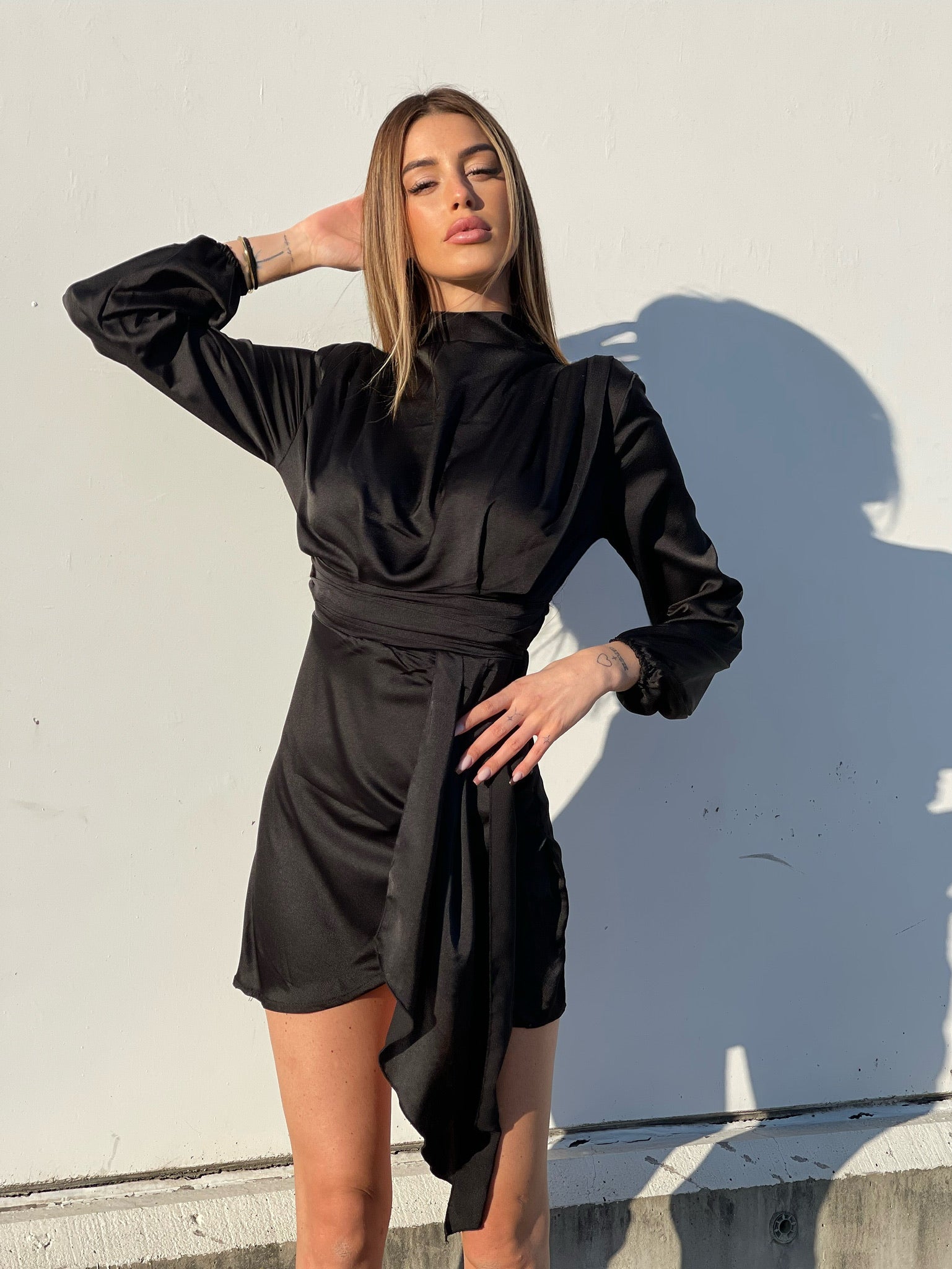Abito in raso con fusciacca nero