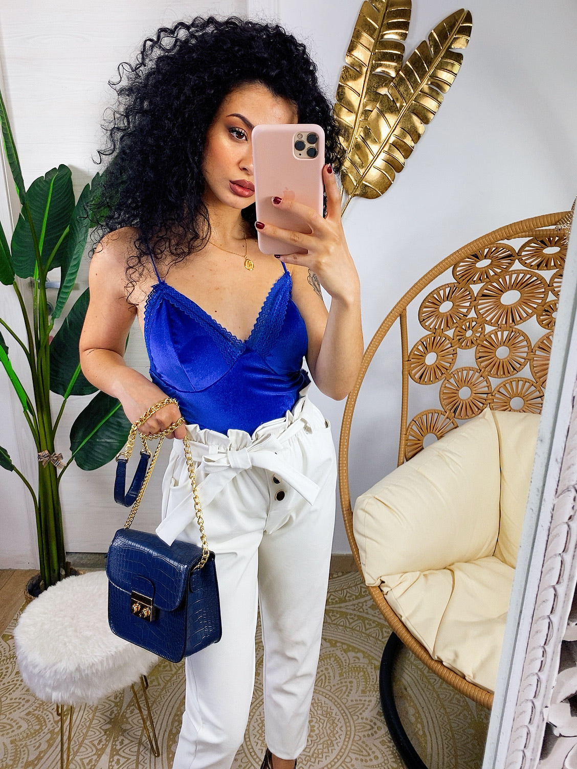 Pantalone in ecopelle con fiocco bianco