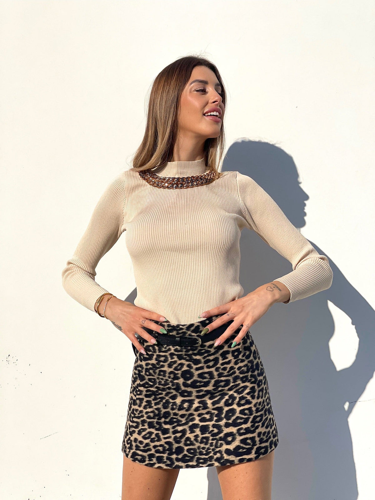 Maglioncino beige con catena oro