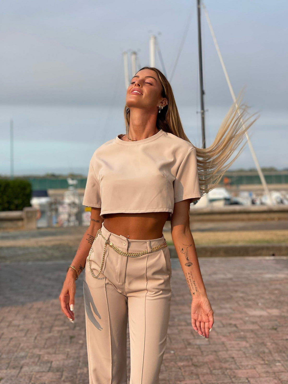 Completo maglia crop e pantalone beige