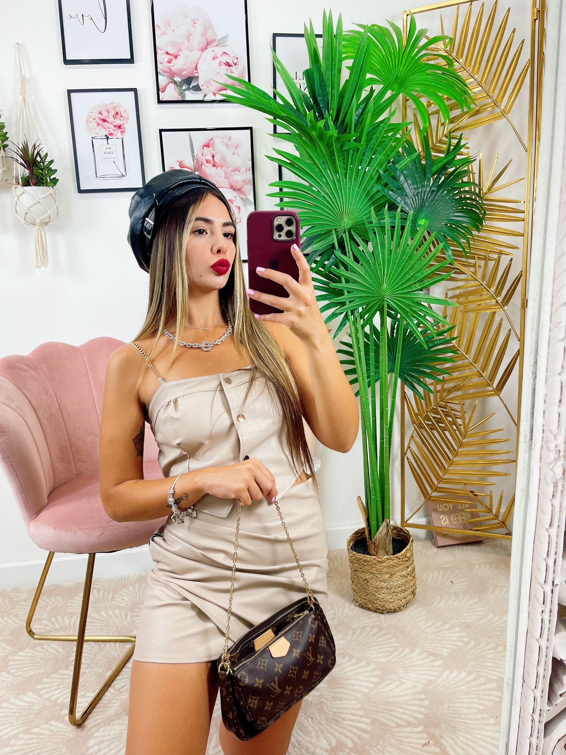 Top beige con catena