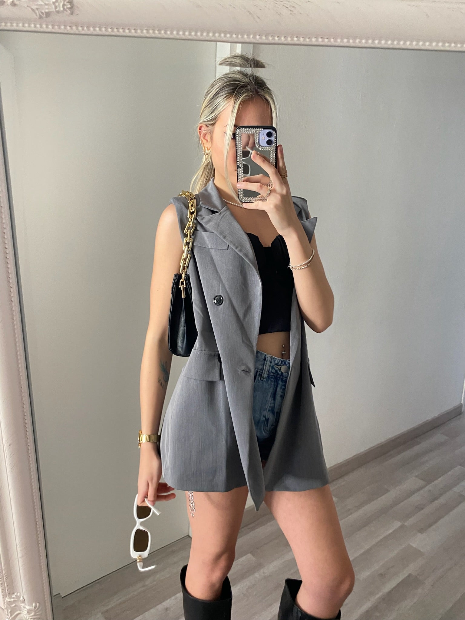 Completo smanicato e pantalone grigio