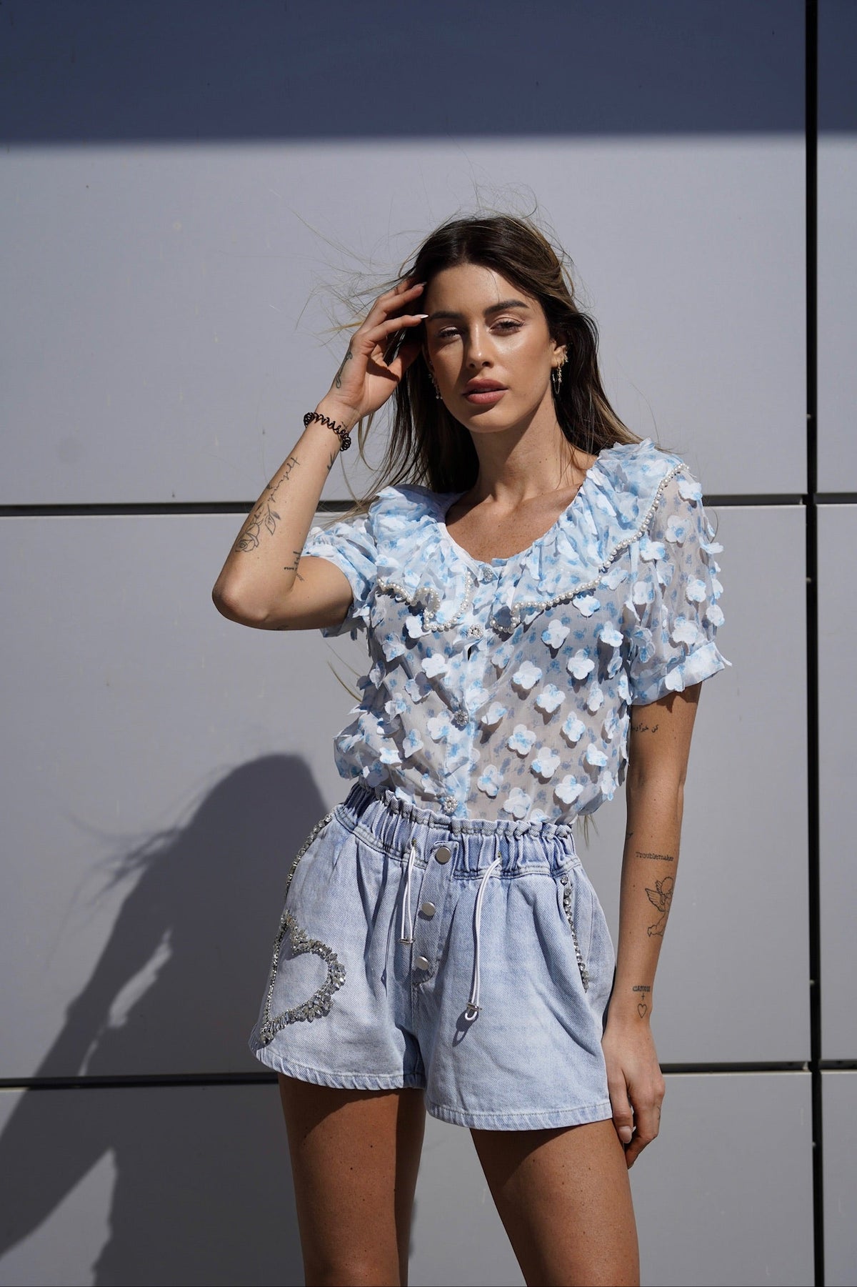 Camicia celeste a manica corta con fiori