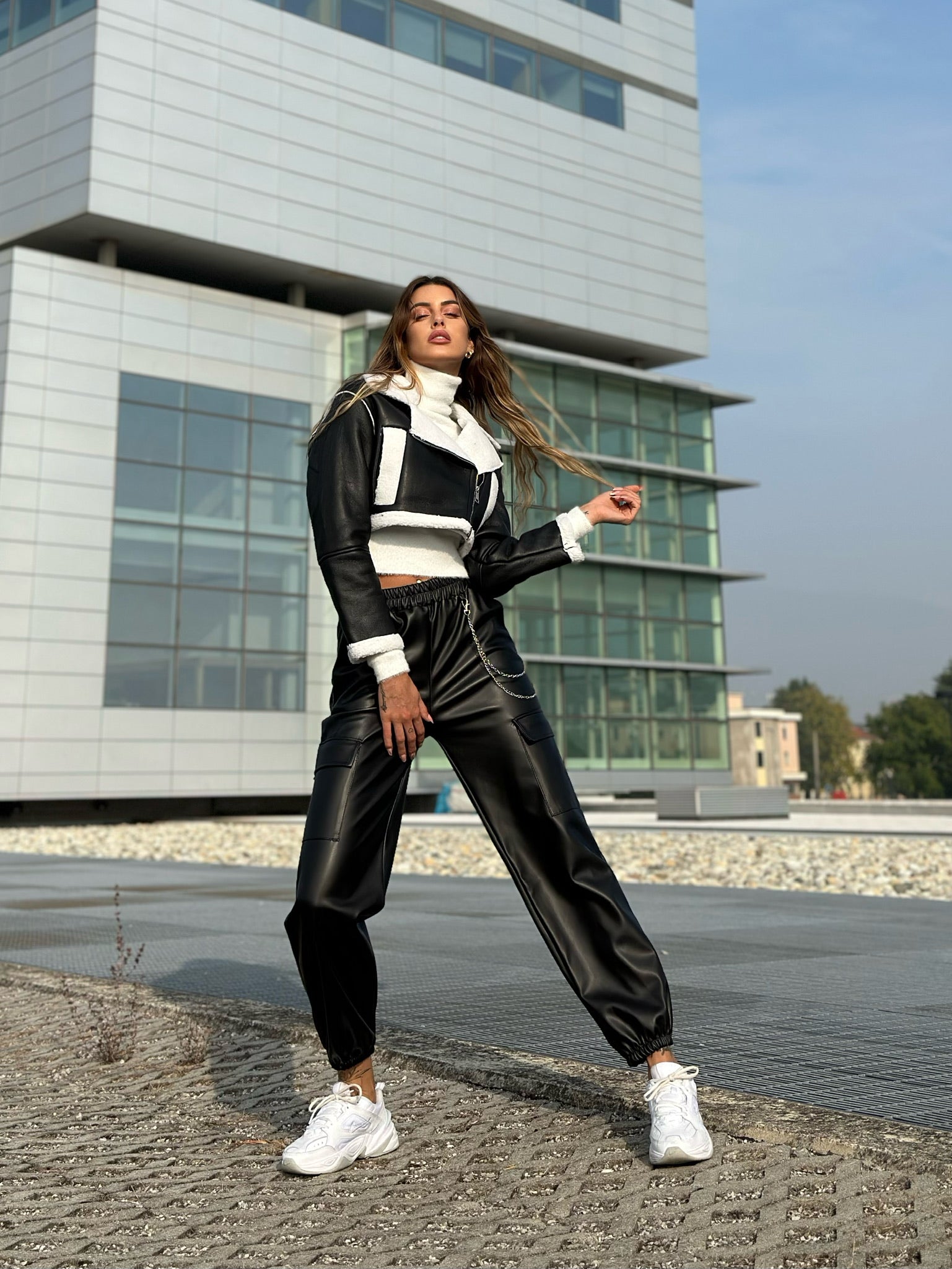 Pantalone in ecopelle con catenina nero