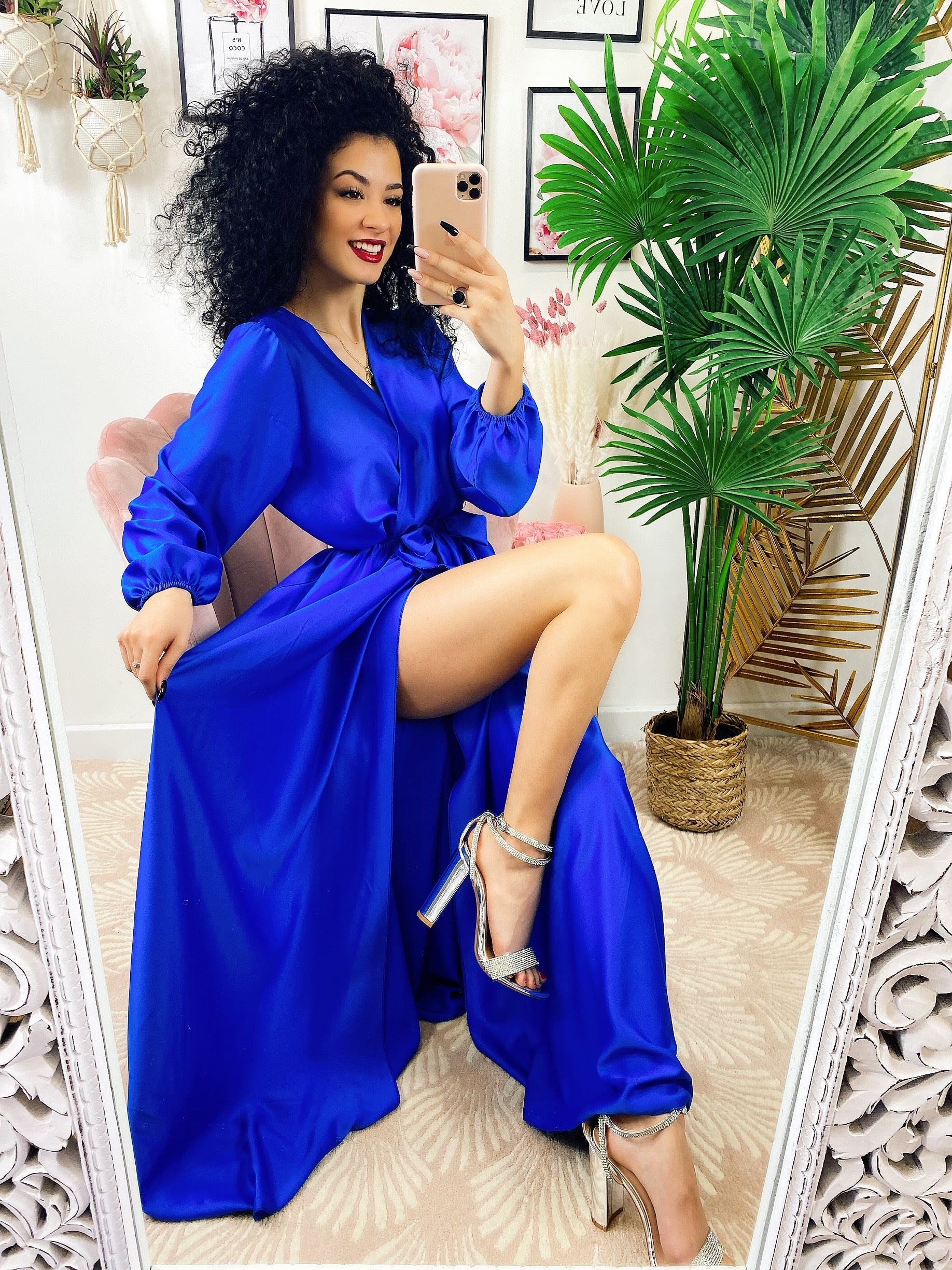 Abito in raso con maxi spacco manica lunga blu