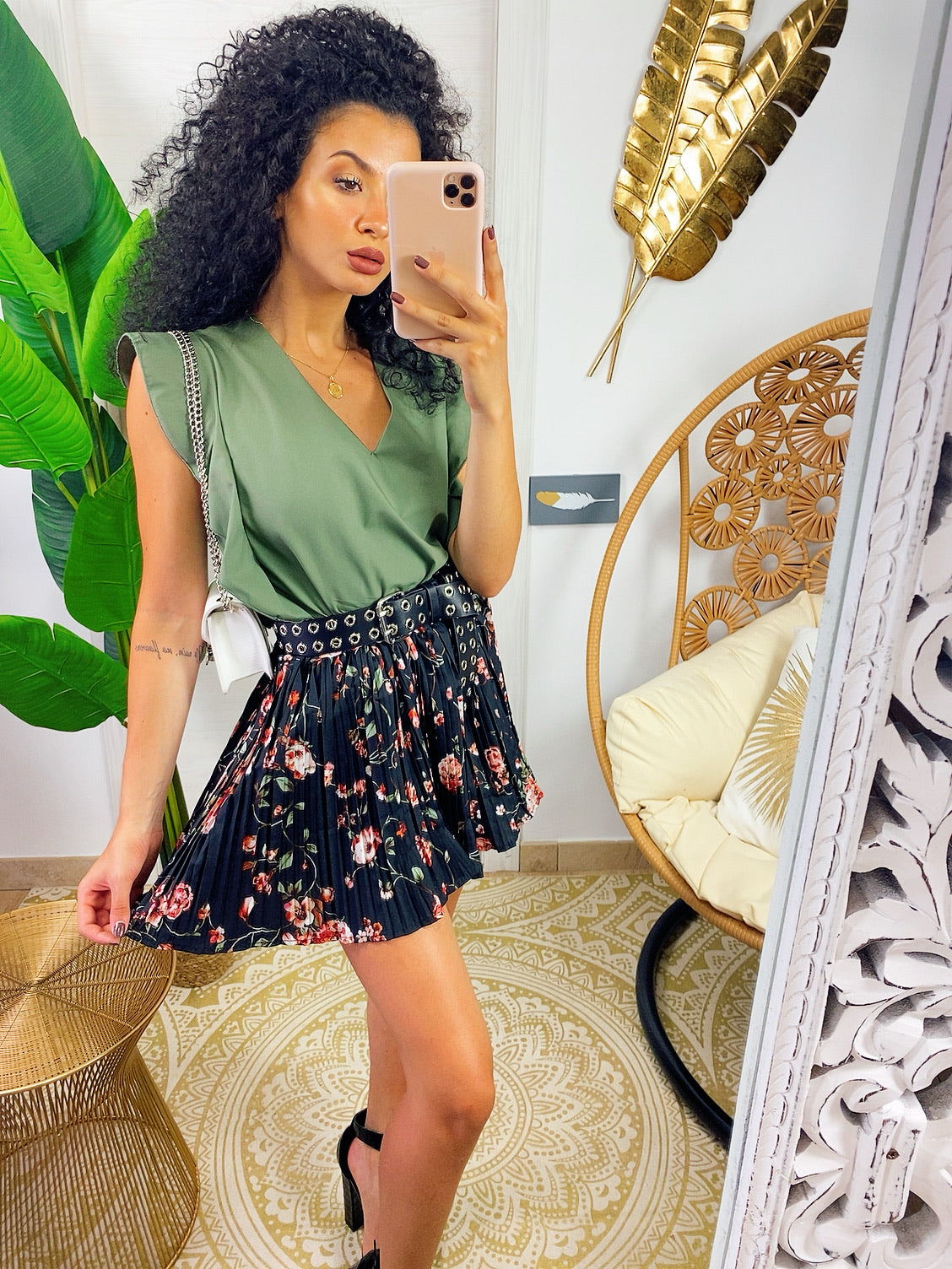 Short a pieghine con fiori piccoli rossi