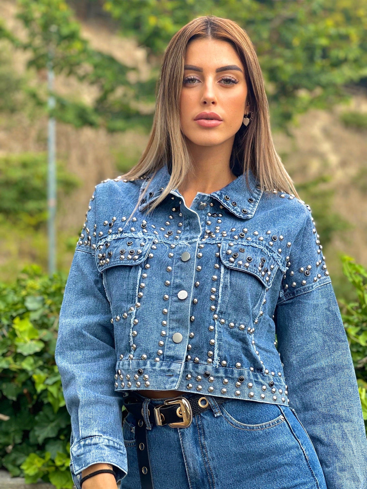 Giaccone di jeans con borchie