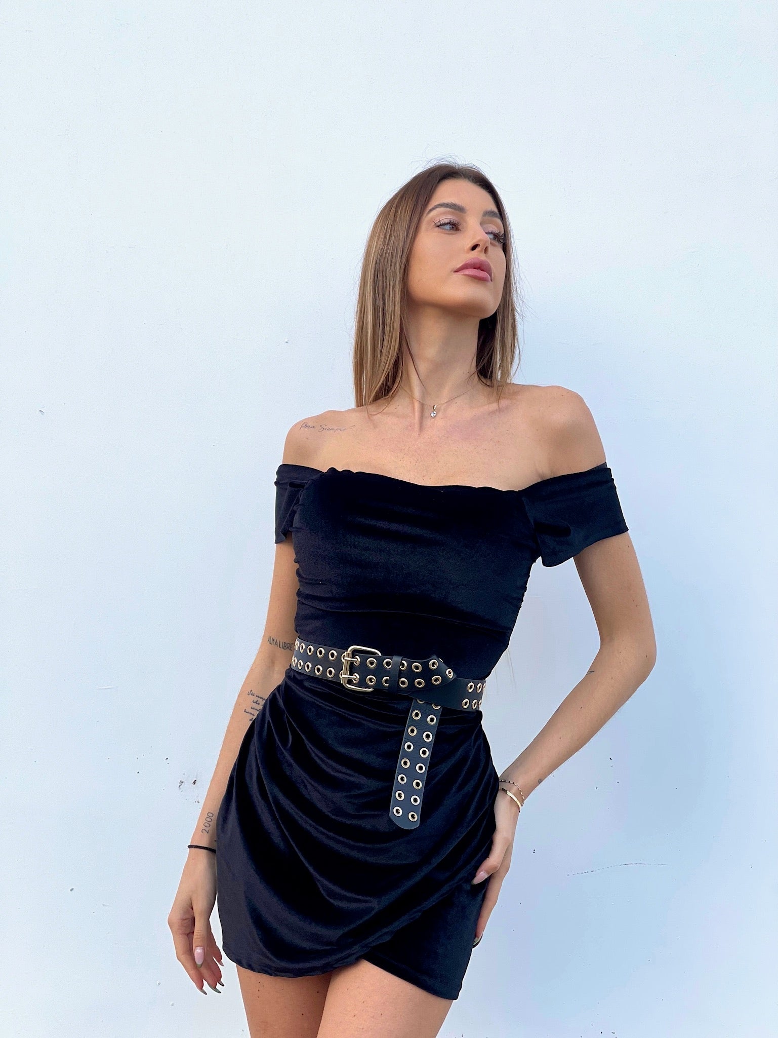 Abito in velluto nero scollo a barchetta