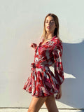 Abito con gonna a ruota rosso e rosa